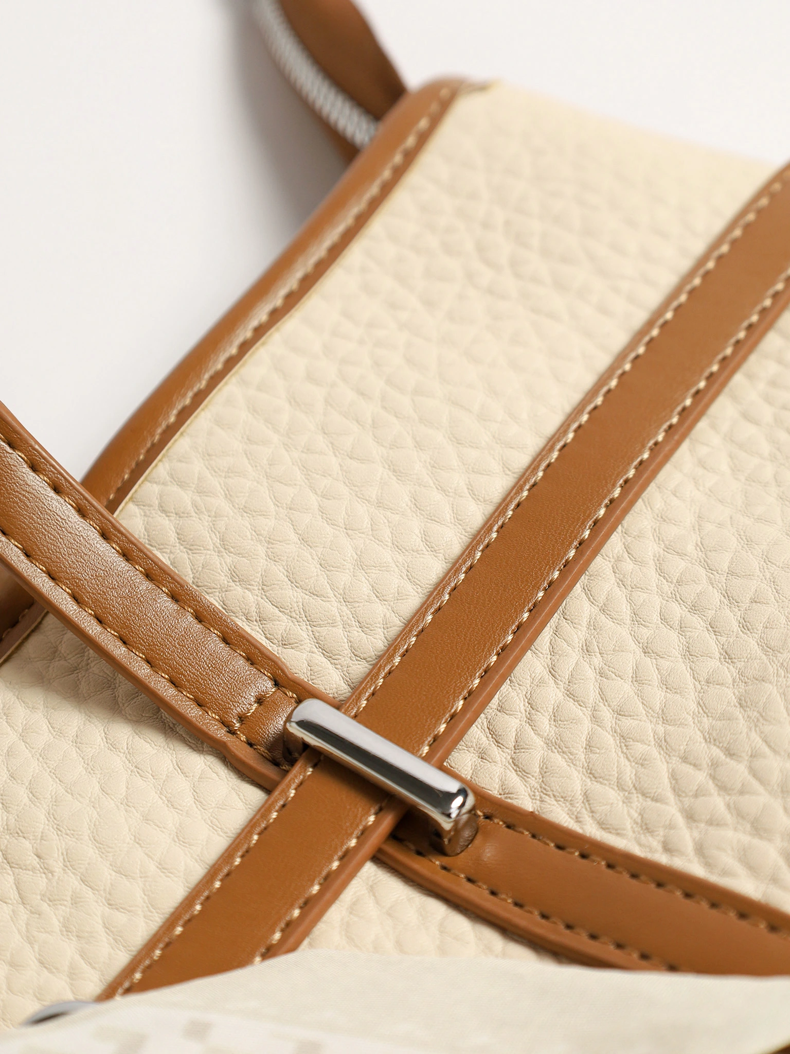 Сумка-тоут с контрастными ручками и ремешком с пряжкой в ассортименте